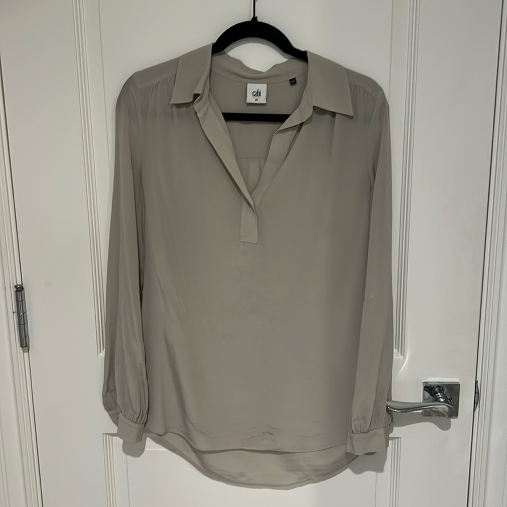 Cabi light grey/taupe silk pullovers blouse